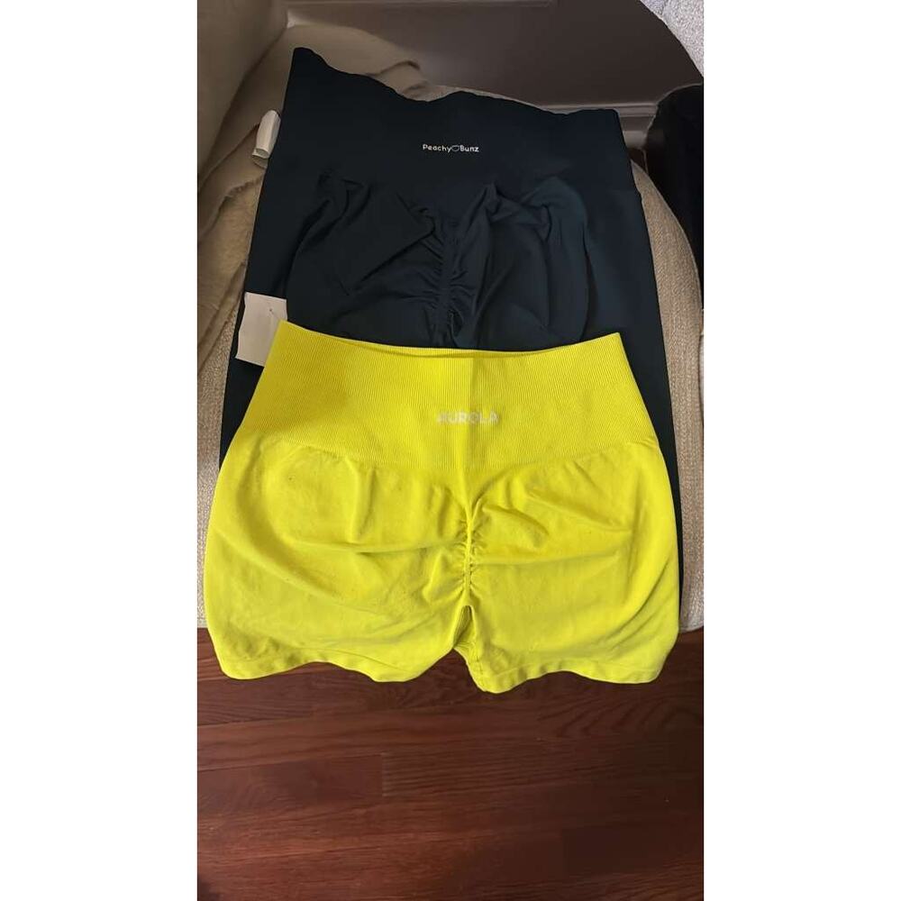 Activewear Bundle: Peachy Bunz Leggings & AUROLA Scrunch Shorts - Picture 2 of 5